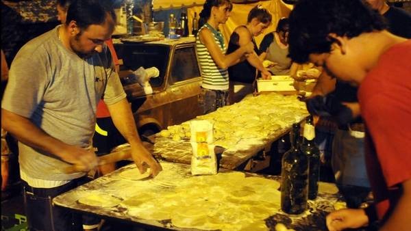 Empanadas y pan dulce, la cena de Año Nuevo en los centros de evacuados