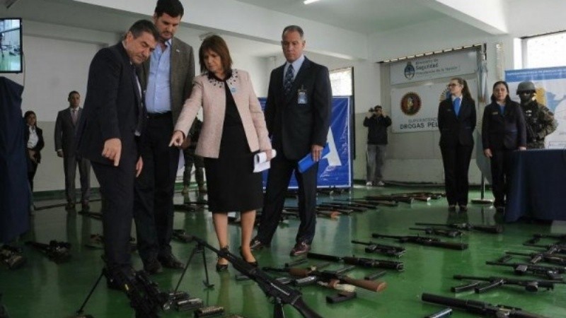 Bullrich descartó flexibilizar la compra y tenencia de armas como en Brasil