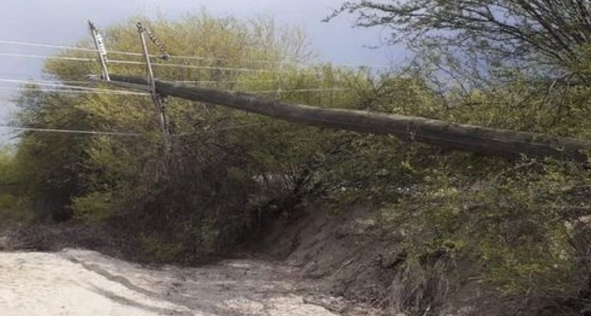 La tormenta causó caída de postes y cortes de energía en el oeste provincial