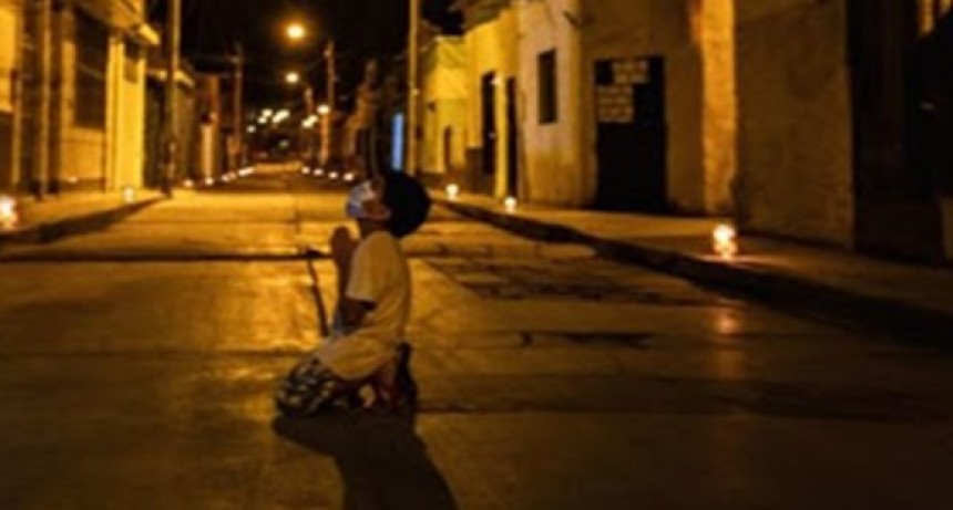La foto del nene arrodillado rezando en la calle para que se termine la pandemia de coronavirus