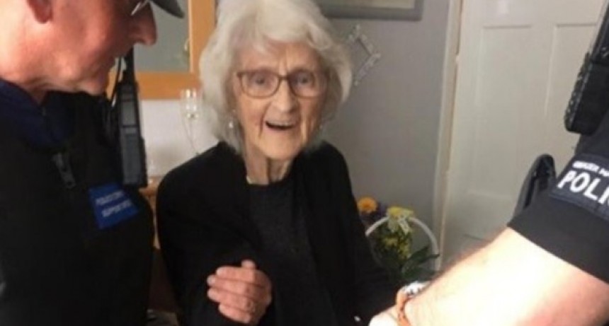 Una anciana de 93 años cumplió el sueño de ser arrestada