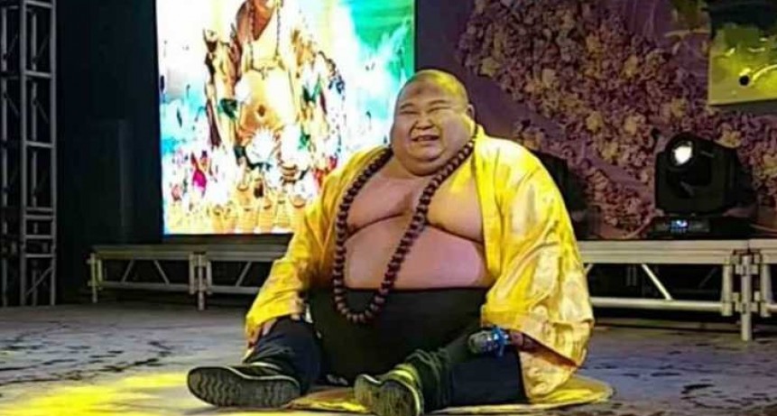 Se gana la vida posando como Buda sonriente de la vida real
