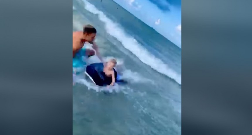 El estremecedor video de un hombre salvando a un nene a punto de ser devorado por un tiburón