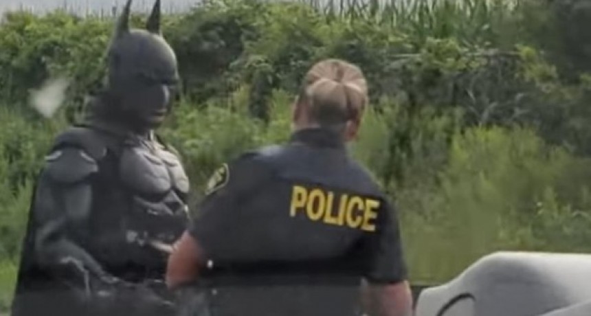Viral: Batman es detenido en una ruta de Canadá