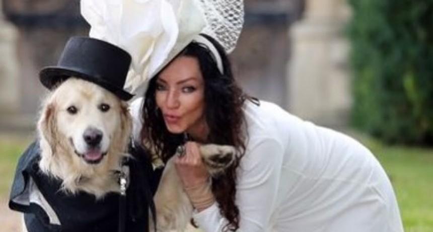 Una modelo se casó con su perro y generó repercusión en las redes