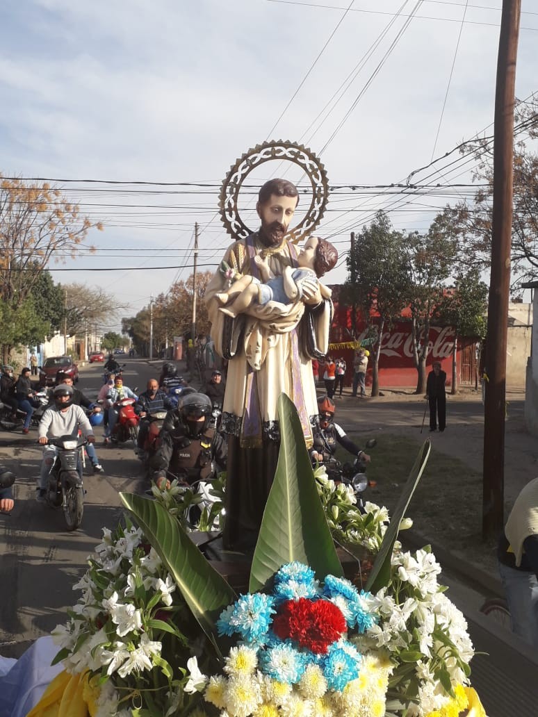 San Cayetano recorrió barrios  del sur capitalino en caravana   