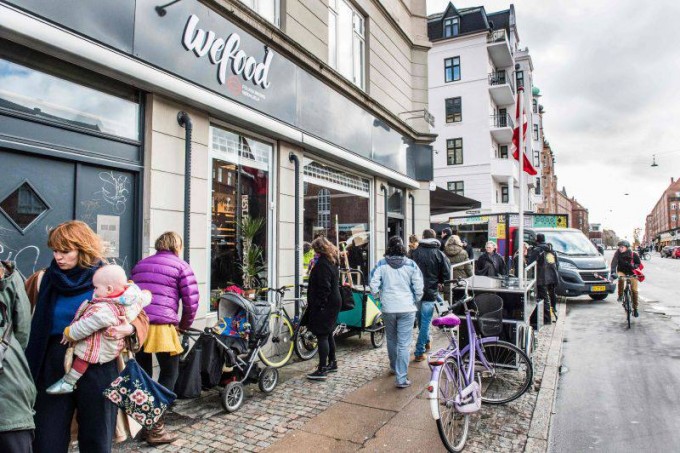 Supermercado en Dinamarca se especializa en comida vencida para luchar contra despilfarro
