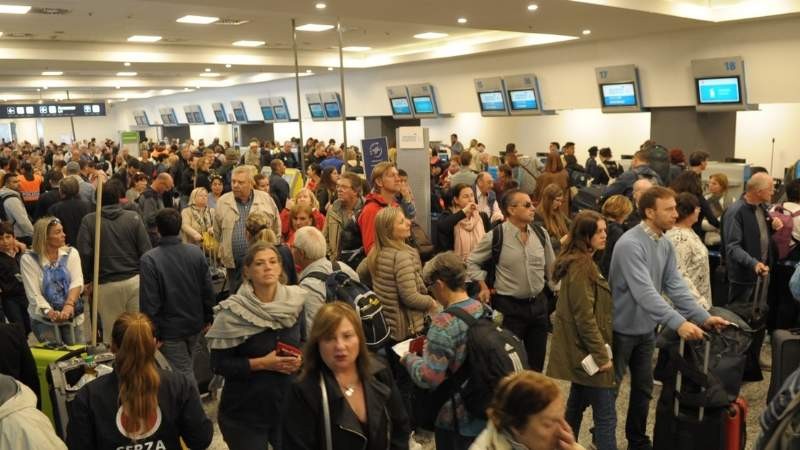 Cancelan más de 50 vuelos de Aerolíneas Argentinas