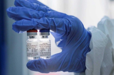 El Gobierno no descarta fabricar la vacuna rusa contra el coronavirus en el país