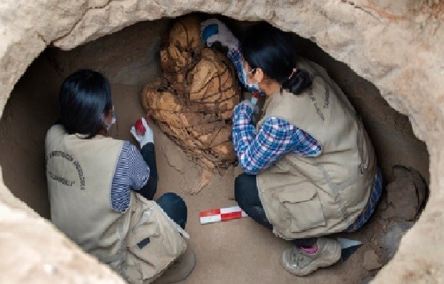 En una misteriosa posición hallaron una momia de 800 años en Perú 